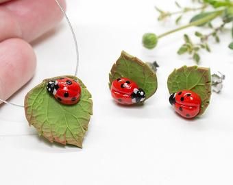 Polymer clay jewelry Lampwork glass beads by JewelleryForWorld Handmade Clay Jewelry, Good Luck Gifts, Polymer Clay Jewelry Diy, Bee Brooch, Clay Mugs, Cute Polymer Clay, Clay Earring, Clay Jewelry Diy, Floral Accessories