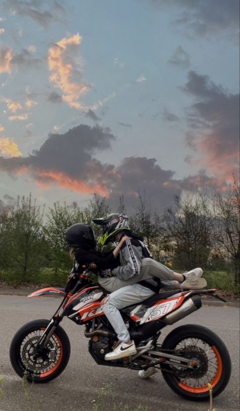 Biker Aesthetic Couple, Motorcycle Boyfriend Aesthetic, Motorcycle Relationship, Motorcycle Boyfriend, Boyfriend Motorcycle, Couple On Motorcycle, Moto Couple, Motorcycle Couples, Biker Boyfriend