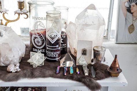 House-Witchery: 13 Easy Ways To Infuse Your Home With Magic (And Attract More Of What You Want) Hawk Medicine, Sala Zen, Witches Room, Magic Altar, Gala Darling, Theme Harry Potter, Eclectic Witch, Modern Witch, Witch Aesthetic