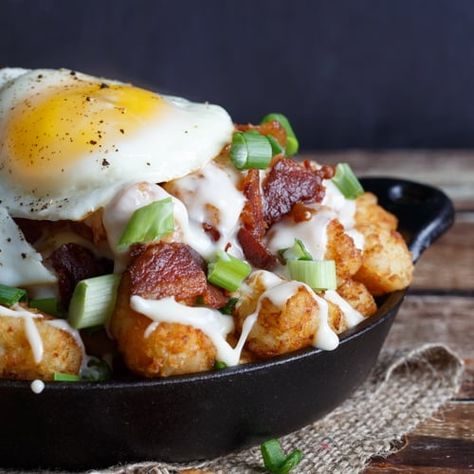 When you combine a classic breakfast sandwich with tater tots, something magical happens. A breakfast of champions: Bacon, Egg, and Cheese Breakfast Totchos. Breakfast Totchos, Totchos Recipe, Tot Nachos, Tater Tot Nachos, Eggs Cheese Breakfast, Breakfast Nachos, Tater Tot Breakfast, Cheese Breakfast, Bacon Egg And Cheese