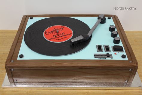 Custom Record Player cake with hand painted woodgrain base and handmade record and detailing by Midori Bakery. Turntable Cake Ideas, Vinyl Record Birthday Cake, Record Player Cake Ideas, Vinyl Record Cake, Music Birthday Cakes, Record Cake, Custom Record, Turntable Cake, Music Cakes