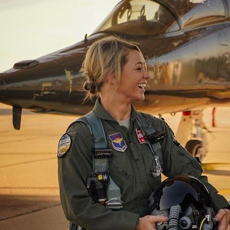 Pilot ✈✈✈ Model:@mariathepilot Follow 👉@highendbodybuilding ➖➖➖➖➖➖➖➖➖➖➖➖➖➖➖➖➖➖ #pilot #girlsthatlift #prettygirls #beautifulgirls… Area 88, Air Force Women, Pilot Uniform, Military Aesthetic, Foreign Legion, Air Force Pilot, Female Pilot, Female Fighter, Army Strong