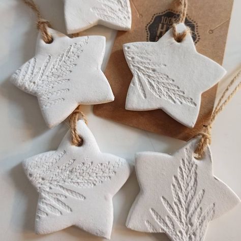 Itsekovettuva Savi, Botanical Christmas, Clay Christmas Decorations, Christmas Clay, Clay Crafts Air Dry, Polymer Clay Christmas, Fern Leaf, Ceramic Christmas Trees, December 23