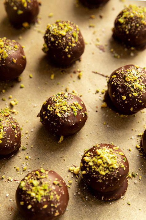 I have a deep love for pistachios and chocolate. Here, we prepare energy balls made from dates and pistachios, all coated in chocolate and a pinch of flaky sea salt. These energy balls are perfect to satisfy your sweet tooth as a snack or dessert. This recipe was developed in […] Chocolate Energy Balls, Date Bites, Christmas Canapes, Refined Sugar Free Desserts, Pistachio Dessert, Energy Balls Healthy, Date Balls, Date Recipes, Snack Treat