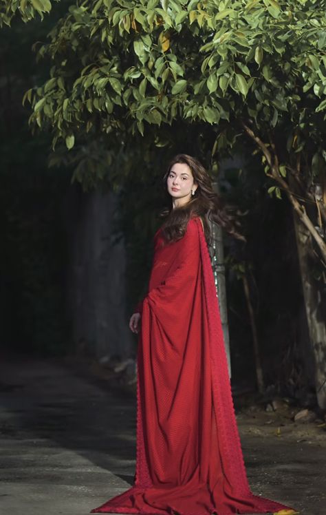 Hania Amir In Red Saree, Wine Red Saree, Haniya Amir, Wine Saree, Saree Outfits, Hania Aamir, Eid Photoshoot Ideas, Desi Attire, Hania Amir