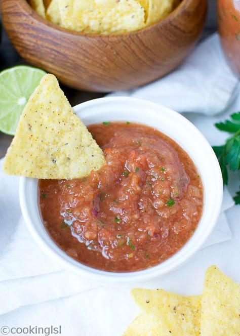 easy-blender-salsa-game-night Roasted Tomato Salsa Recipe, Restaurant Style Salsa Recipe, Homemade Enchilada Sauce Recipe, Blender Salsa, Tomato Salsa Recipe, Easy Homemade Salsa, Easy Salsa Recipe, Restaurant Style Salsa, Recipes With Enchilada Sauce