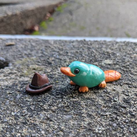 Platypus Perry, Easy Clay Sculptures, Crea Fimo, Hanging Craft Ideas, Perry The Platypus, Hanging Craft, Air Dry Clay Projects, Clay Diy Projects, New Paper