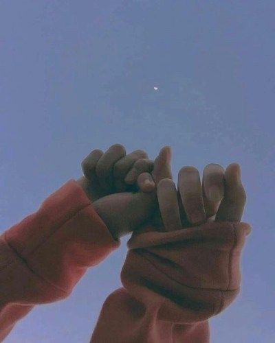 My Love-Hate Relationship With Not Being In A Relationship - Society19 Boyfriend Kissing, Tumblr Couples, Hand Photography, Best Friend Photography, Shotting Photo, Best Friends Shoot, Cute Friend Pictures, Tumblr Photography, Trik Fotografi