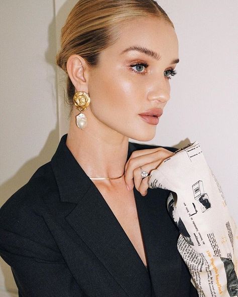 Rosie Huntington Whiteley Style, Diy Kosmetik, Proper Skin Care, Beauty Make-up, Glowy Skin, Glowy Makeup, Rosie Huntington Whiteley, Eyes Makeup, Makeup Natural