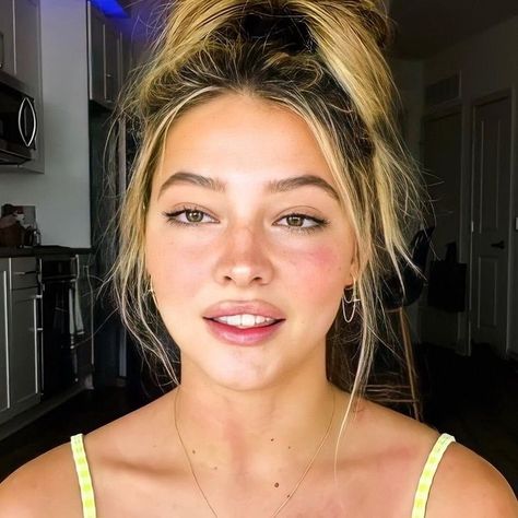 Madelyn Cline, Net Worth, Blonde Hair, Career, Blonde, Yellow, Makeup, Hair, Make Up