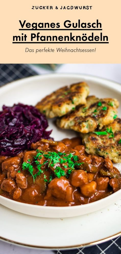 Wir haben eine Rezeptalternative für vegane Rouladen, die sich ebenfalls perfekt für Weihnachten eignet: Veganes Rouladengulasch mit Pfannenknödeln & fruchtigem Rotkraut Roast Dinner Vegetarian, Winter Meals Vegetarian, Vegan Christmas Dinner Main, Veggie Christmas Dinner, Vegetarian Christmas Dinner, Christmas Vegan, Vegan Christmas Dinner, Vegan Christmas Recipes, Vegan Roast