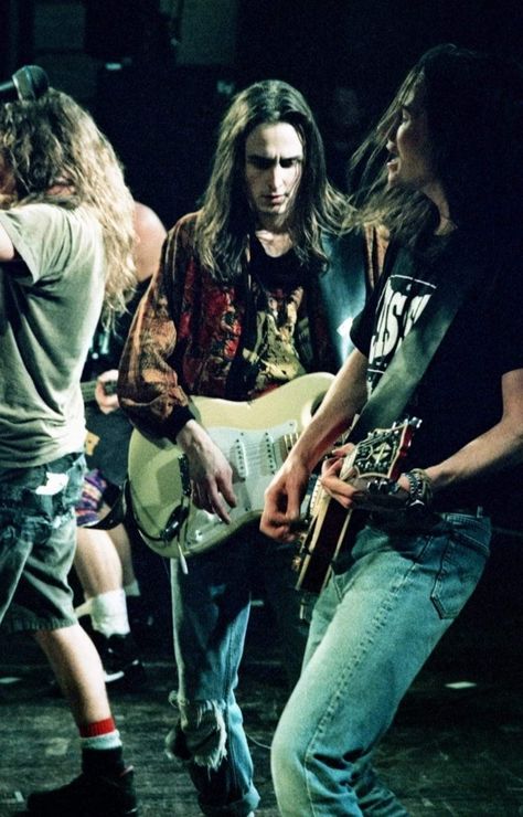 Grunge Pics, Mike Mccready, Stone Gossard, Mookie Blaylock, Grunge Guys, Phone Lockscreen, 90's Grunge, Eddie Vedder, Zoo Wee Mama