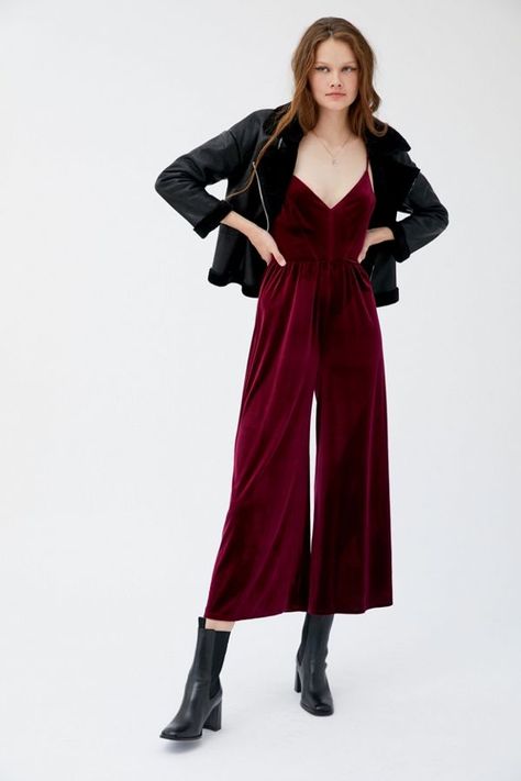 Velvet Jumpsuit Outfit, Velour Jumpsuit, Jumpsuit Fall, Streetwear Girl, Velvet Jumpsuit, Jumpsuit Outfit, Cropped Jumpsuit, Midi Maxi Dress, Fashion Help