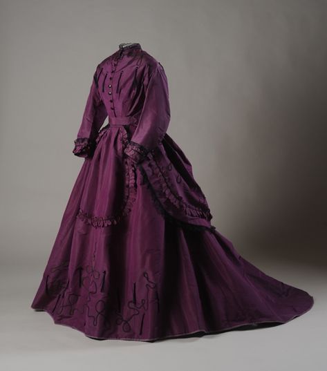 Silk Dress Design, Purple Silk Dress, 1860 Fashion, 1800s Fashion, 19th Century Fashion, Old Dresses, Victorian Clothing, Vintage Gowns, Antique Clothing