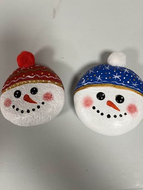 painting rocks! | I found some nice round flat rocks for my snowmen | Facebook Christmas Rocks Painted Ideas, Christmas Rock Painting Ideas, Christmas Rock Painting, Painting Ideas Easy, Rock Painting Ideas, Stone Art Painting, Flat Rock, Painted Rocks Craft, Christmas Rock