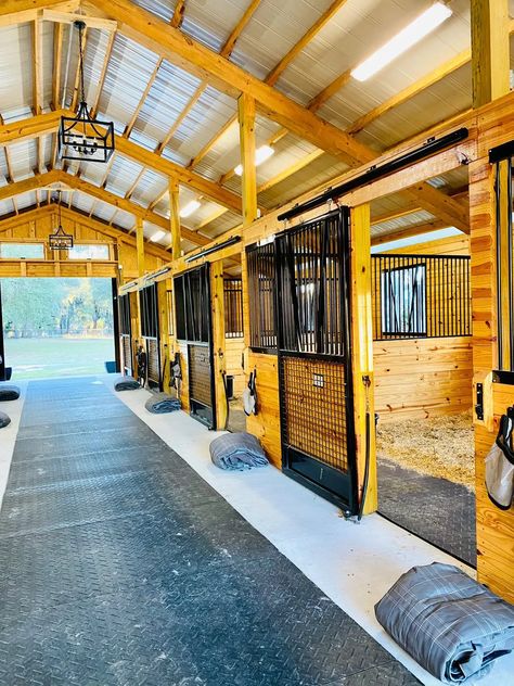 Horse Boarding Facility Ideas, Modern Horse Barn, Barn Designs Ideas, Horse Barn Interior, Horse Barn Ideas, Simple Horse Barns, Metal Horse Barns, Barn Interior Design, Horse Stables Design