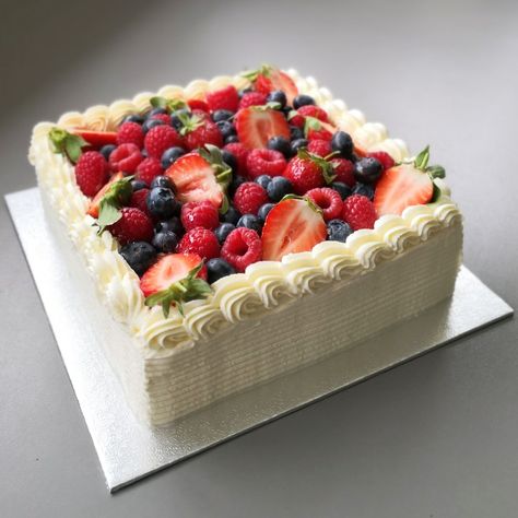 Decorated Fruit Cake, Sheet Cake Fruit Decoration, Square Fruit Cake Decoration, Whipped Cream Fruit Cake, Fruit Cake With Whipped Cream, Fruit Sheet Cake Decoration, Square Cake With Fruit Decoration, Cakes With Strawberry Decorations, Vanilla Strawberry Cake Design