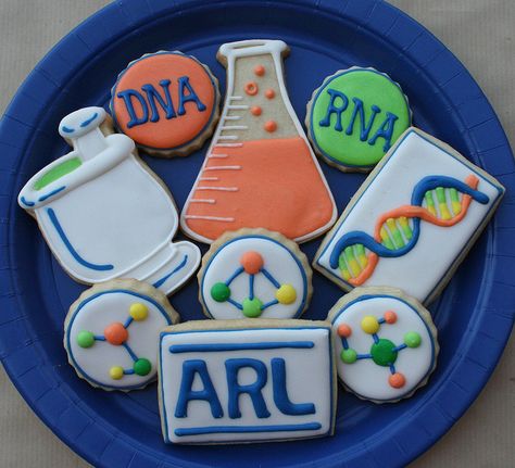 For the doctor of pharmacy   we shall attempt to make these!!!    Unique mad scientist / chemistry cookies Science Desserts, Ucsd Graduation, Science Cookies, Chemistry Cake, Lab Party, Science Cake, Science Food, Laboratory Medicine, Mad Science Party