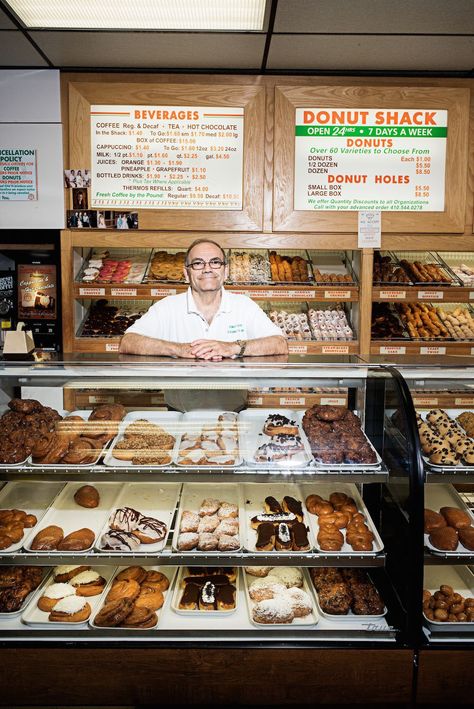 Bagel Cafe, Decaf Tea, Doughnut Shop, Bagel Shop, Coffee And Donuts, Donut Holes, Delicious Donuts, Donut Shop, Bakery Cafe