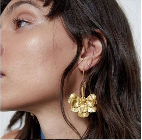 https://www.thebeautyreel.com Find many great new & used options and get the best deals for Zara Gold Flower Drop Statement Ornate Stud Hook Earrings at the best online prices at eBay! Free delivery for many products! Earring Art, Gold Flower Necklace, Dainty Gold Earrings, Oversized Earrings, Zara Jewelry, Metal Drop, Zara Gold, Jewelry Flower, Gold Statement Earrings