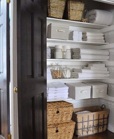 Powder Room Storage, Linen Closet Makeover, Organiser Son Dressing, Linen Closet Storage, Bathroom Closet Organization, Organizing Linens, Organized Closet, Desain Pantry, Linen Cupboard