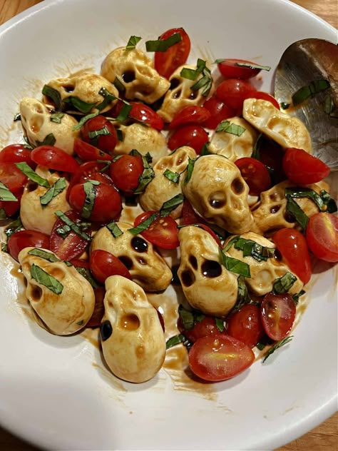 Caprese salad with skull shaped mozzarella. Halloween Caprese, Appetizer Skewers, Caprese Appetizer, Halloween Buffet, Halloween Party Appetizers, Skewer Appetizers, Halloween Food Appetizers, Caprese Skewers, Get Ready For Halloween