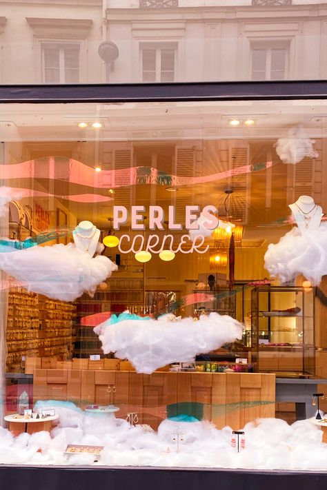 Nouvelle vitrine nuage à la boutique @perlescorner de Paris ☁️ Découvrez un très grand choix de perles, pendentifs, pierres naturelles, chaines, fils macramé, miyuki, rubans de soie, cabochons, boucles d'oreilles... Des produits de qualité pour créatrices de Bijoux et pour particuliers. Nous proposons aussi des tutoriels et des ateliers DIY 11 rue Oberkampf 75011 Paris #perles #miyuki #vitrine #idéevitrine #nuage #diy #gemstones #bijoux #boutique #paris Window Display Jewelry Store, Shop Vitrine Design, Window Display For Jewellery Shop, Jewelry Shop Window, Concept Store Paris, Window Display, Floral Design, Boutique, Floral