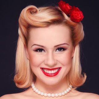 Great tutorial just in time for the holidays! 17 Ways to Make the Vintage Hairstyles - Pretty Designs #retroglamclothing #pinup 50s Hairstyles Short, Cabelo Pin Up, 1950s Hairstyles, 50s Hairstyles, Pin Up Hair, Retro Pin Up, Curly Bob Hairstyles, Retro Hairstyles, Hairstyles For Short Hair