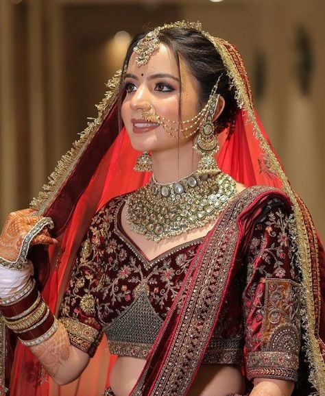 Bridal Lehenga Poses, Bridal Lehenga Hairstyle, Bridal Photography Poses Indian, Simple Engagement Makeup Look, Indian Bridal Hairstyles Wedding, Bride Jewellery Indian, Wedding Nath, Bride Fashion Photography, Latest Bridal Makeup