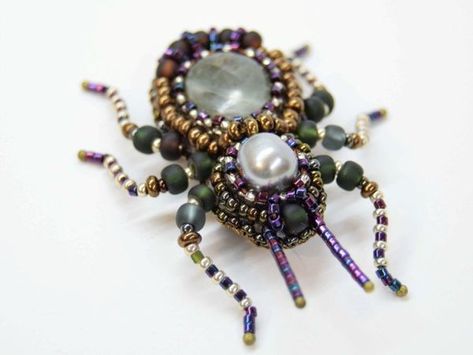 Learn how to make 20 different bead bugs. Tutorials for every beading level from beginner to advanced. Easy DIY Craft Tutorial Idea. #thecraftyblogstalker #beadbugs #beading #bugcrafts Ant Crafts, Beaded Bugs, Seed Bead Art, Spider Crafts, Bug Crafts, Beaded Spiders, Wire Jewelry Tutorial, Brooch Diy, Diy Craft Tutorials