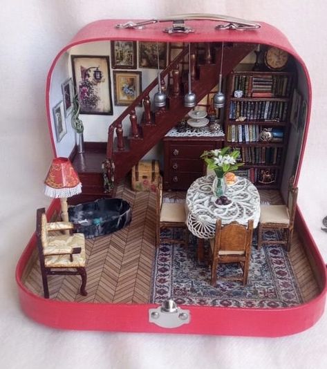 Dollhouse Suitcase, Diy Doll Suitcase, Suitcase Dollhouse, Dollhouse Miniatures Rooms, Travel Dollhouse, Doll Suitcase, Travel House, Doll House Plans, Dollhouse Miniatures Diy