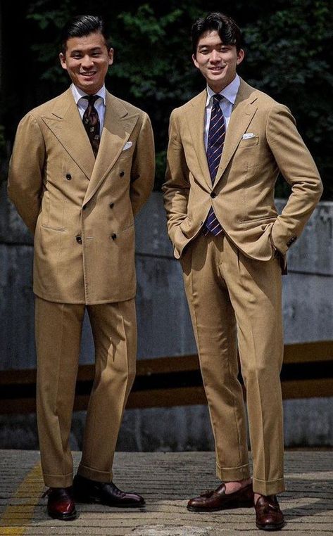 Tan Suit Men, Gentleman Style Summer, Minimalist Wardrobe Men, Yellow Suits, Pitti Uomo Street Style, Khaki Suit, Tan Suit, Classy Suits, Mens Fashion Classic