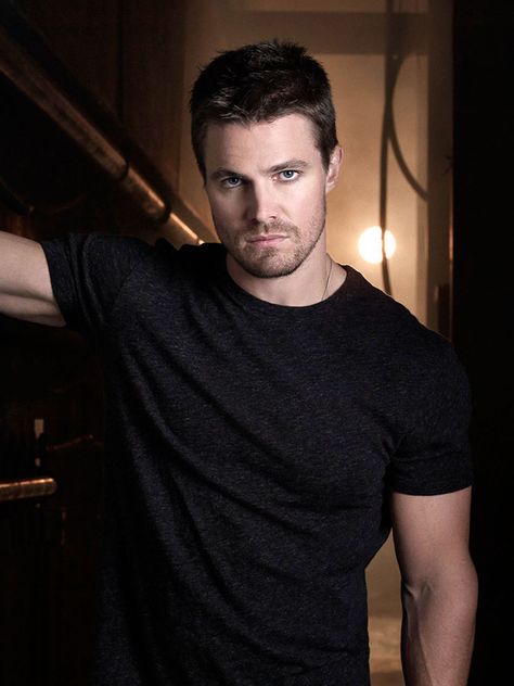 Carter Linsey is pissed. (Stephen Amell from CW's Arrow) Steven Amell, Tommy Merlyn, Oliver Queen Arrow, John Diggle, Arrow Felicity, Arrow Tv Series, Robbie Amell, Stephen Amell Arrow, Arrow (tv Show)