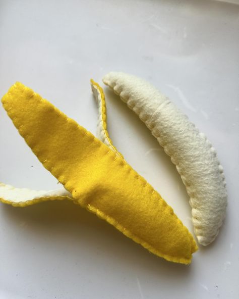 Cutest banana felt toy. Tutorial and free template https://woojr.com/banana-felt-food-tutorial-pattern/?unapproved=64590&moderation-hash=161b3efb754aa9891b8d191107585dcc#comment-64590 #felttoy #feltcraft #felt #feltfruit #feltbanana Felt Orange Pattern, Felt Banana, Felt Vegetables, Felt Apple, Felt Toy Patterns Free Templates, Felt Food Patterns Free Templates, Felt Food Templates, Felt Food Patterns Free, Play Food Diy