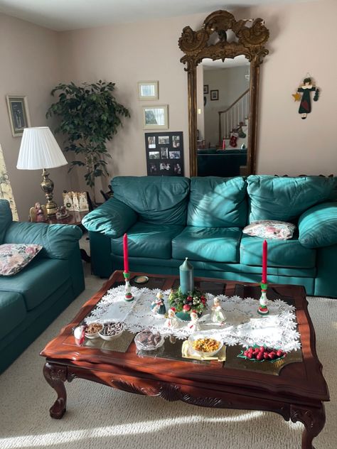 Grandmas House Nostalgia, Christmas At Grandmas House, Grandma Aesthetic Wallpaper, Grandma Core Decor, Grandma’s House, Deja Core, Grandma House Aesthetic, Old Lady House, Grandmas House Aesthetic