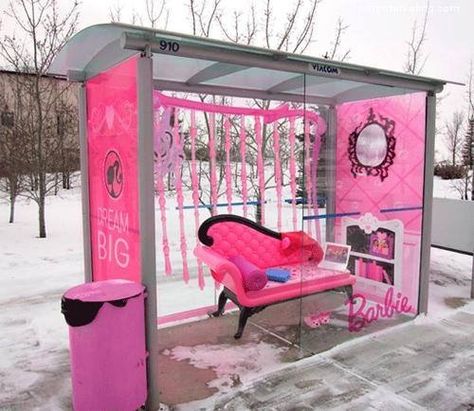 Barbie Bus Stop Guerrilla Advertising, Guerrilla Marketing, Bus Shelters, Tout Rose, 광고 디자인, Publicidad Creativa, Experiential Marketing, Street Marketing, Great Ads