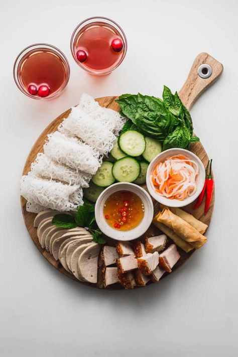 Wooden board with banh hoi, cha lua, roasted pork and veggies. Cooked Cucumber, Smoked Salmon Breakfast, Asian Bbq, Vietnamese Rice, Pork Roll, Holiday Appetizers Easy, Viet Food, Appetizer Platters, Meat Shop