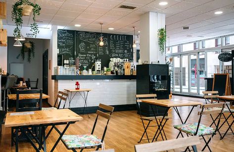 ▷ Las Mejores Ideas para Decorar una Cafetería en 2023 American Cafe, Coffee Shop Business, Bookstore Cafe, Modern Cafe, Best Coffee Shop, Dining Room Storage, Restaurant Furniture, Commercial Lighting, Cafe Interior