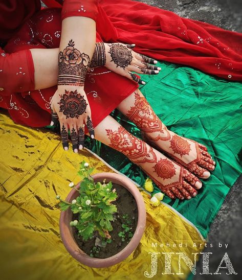 Mehandi Pose, Mehendi Photography Bridal, Mehndi Pictures, Bridal Mehendi Designs Wedding, Packing Idea, Mehendi Photography, Latest Mehndi Design, Mehandi Art, Wedding Sign Decor