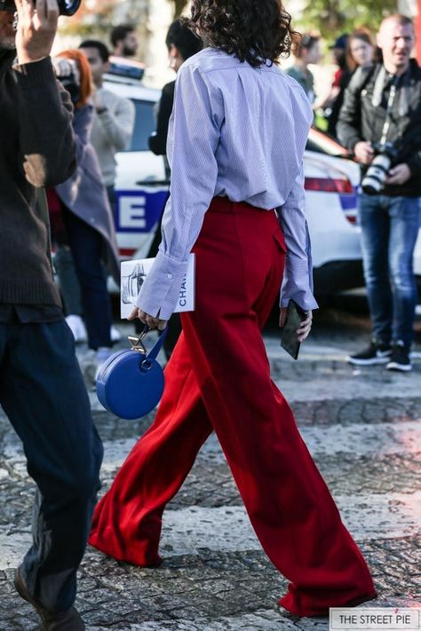 Velvet Trousers Outfit, Red Trousers Outfit, Outfit Pantalon Rojo, Trousers Street Style, Trousers Outfit Casual, Red Pants Outfit, Clothes Encounters, Red Trousers, Gamine Style