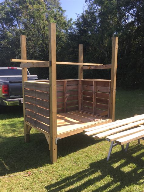 Pallet Deer Blind Wood Pallet Deer Blind, Pallet Deer Stand, Pallet Deer Blind, Duck Blind Ideas, Homemade Deer Blinds, Duck Blinds, Duck Hunting Blinds, Deer Blind Plans, Deer Hunting Stands