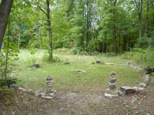 Outdoor sacred space Outdoor Ritual Space, Outdoor Altar Witch, Outdoor Altar, Ritual Space, Stacked Stones, Stone Cairns, Altar Ideas, Sacred Garden, Sacred Circle