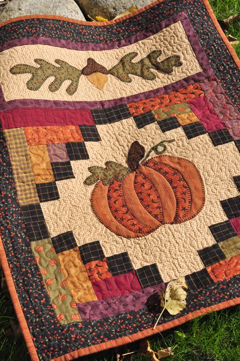 Fall Quilt Patterns, Fall Sewing, Hanging Quilts, Log Cabin Quilts, Miniature Quilts, Holiday Quilts, Halloween Quilts, Fall Quilts, Quilted Table Runner