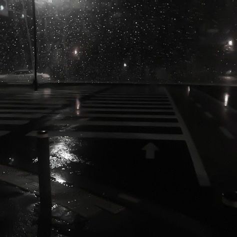 City Aesthetic Rain, Rain Widget, Dark Place Aesthetic, Black Asthetics Photos, Rain Black And White, Dark City Aesthetic, Dark Aethstetic, Black Widget, Aesthetic Rain