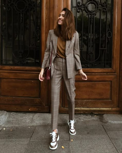 Women Suits Trends #womensuit #women #fashion #sneakers #fashionactivation #suittrend Moda Over 40, Suits And Sneakers, Rok Outfit, Sneaker Trend, Women Suits, Dress Aesthetic, Design Studios, Outfit Trends, Trending Sneakers