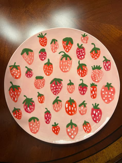 Strawberry Plate Design, Strawberry Pottery Plate, Strawberry Painted Pottery, Painted Earth Pottery Ideas, Strawberry Plate, Paint Your Own Pottery Ideas Plates, Strawberry Painting Easy, Strawberry Pottery Painting, Color Me Mine Plate Ideas