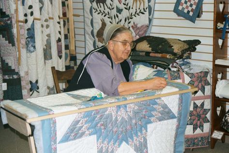 amish quilts | Amish Delights - Hand-Made Custom Crafted Bed Quilts from the Amish ... Amish Quilts Pennsylvania Dutch, Fat Quarter Shop Tutorials, Amische Quilts, Amish Living, Amish Culture, Amish Quilt, Amish Life, Quilt Stories, Quilt Club