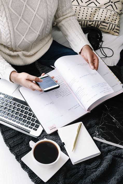 Manicured Nails, Business Photoshoot, Personal Branding Photoshoot, Laptop Lifestyle, Nail Colours, Foto Tips, Neutral Colours, Marca Personal, Studying Inspo