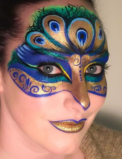 easy-peacock-painting-ideas-useful Hallowen Schminke, Peacock Face Painting, Peacock Makeup, Peacock Mask, Animal Face Paintings, Adult Face Painting, Peacock Costume, Bored Art, Face Art Makeup