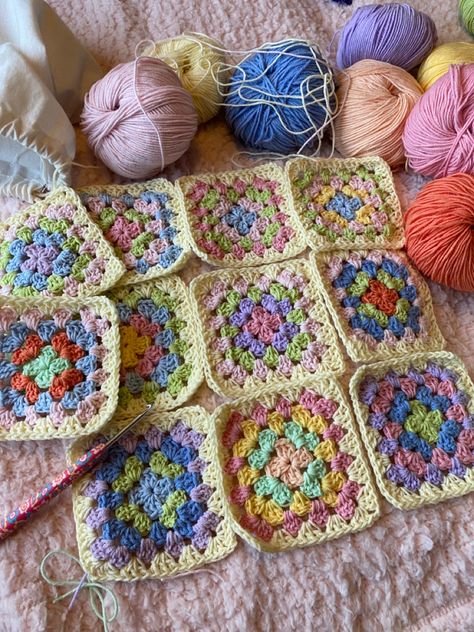 Granny Square Pastel Colors, Colourful Granny Squares, Granny Square Colours, Granny Squares Aesthetic, Granny Square Colour Combinations, Granny Square Aesthetic, Granny Square Color Combinations, Fun Granny Squares, Grannysquares Crochet